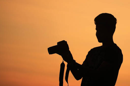 Picture of a photographer in the action of taking pictures